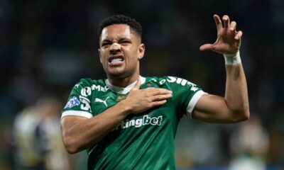 Vitor Roque, centroavante do Palmeiras, comemorando gol em 2025 em meio ao interesse de clubes da Europa.