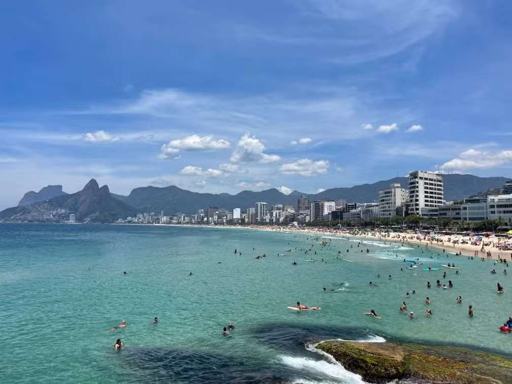 Mar cristalino marca dia de Calor 2 no Rio, mas semana terá virada no tempo