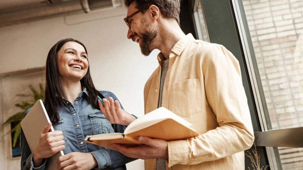 Um bom papo de cinco minutos já ativa hormônios do prazer e muda o seu dia por completo