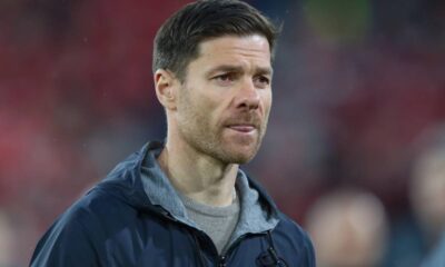 Técnico Xabi Alonso no comando do Real Madrid durante a temporada de 2025, cercado por cobranças por desempenho e gestão do elenco estrelado.