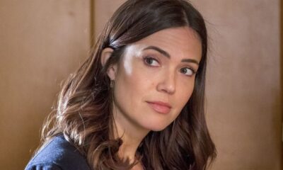 Mandy Moore, rosto e ombro, olhar pensativo para cima e para o lado.