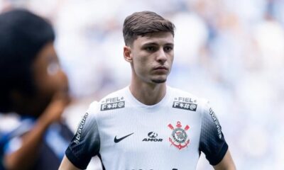 Jovem jogador Breno Bidon em campo, vestindo a camisa branca do Corinthians, olhando para frente.