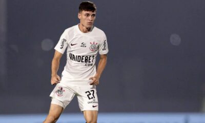 Breno Bidon em campo, camisa e shorts brancos do Corinthians, número 27.