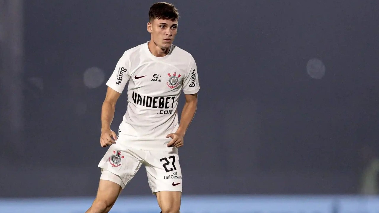 Breno Bidon em campo, camisa e shorts brancos do Corinthians, número 27.