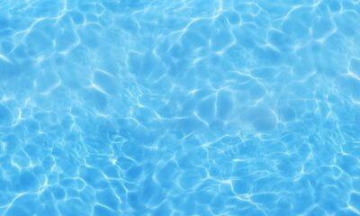 Água azul clara com reflexos de luz e padrões ondulados na superfície.