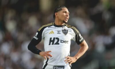 Jogador Rony com uniforme branco do Atlético Mineiro em campo, mãos nos quadris.