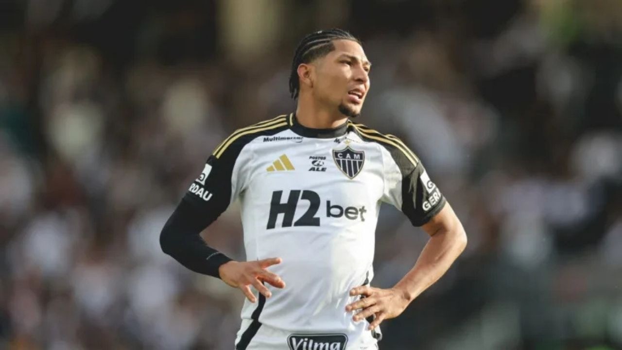 Jogador Rony com uniforme branco do Atlético Mineiro em campo, mãos nos quadris.