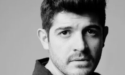 Retrato em preto e branco do ator Alexis Ortega, com barba e cabelo escuro.