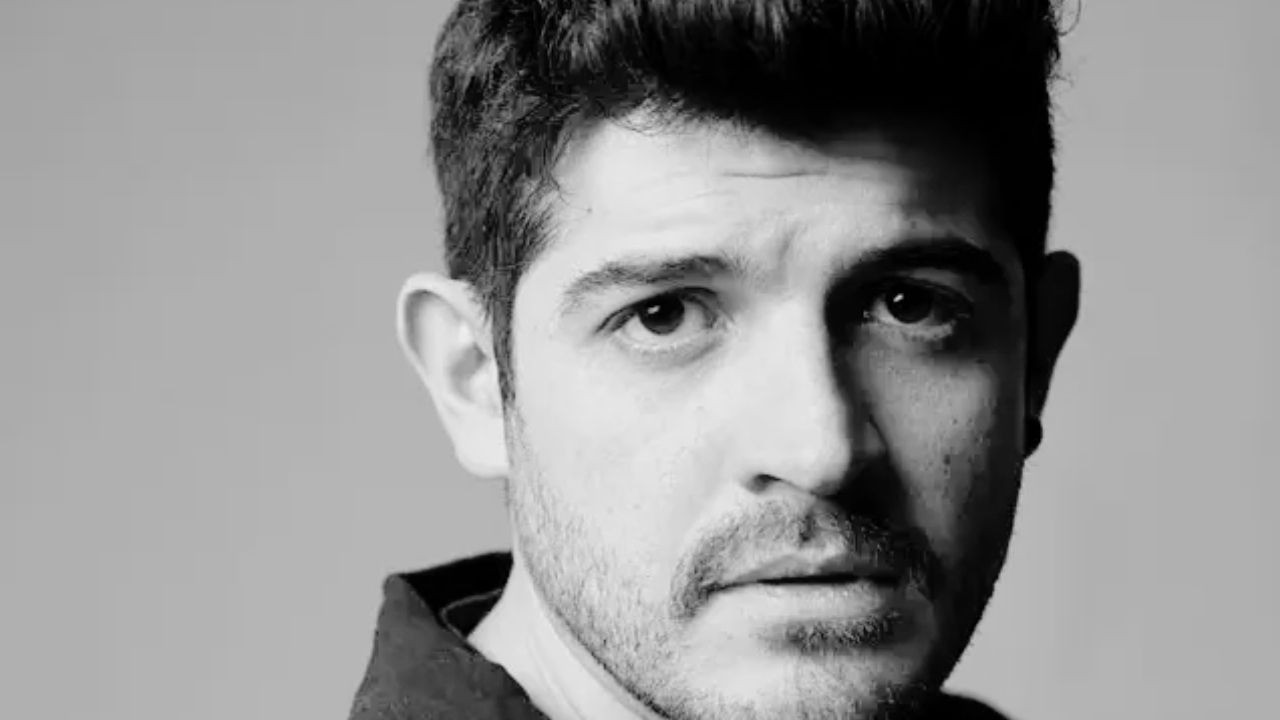 Retrato em preto e branco do ator Alexis Ortega, com barba e cabelo escuro.