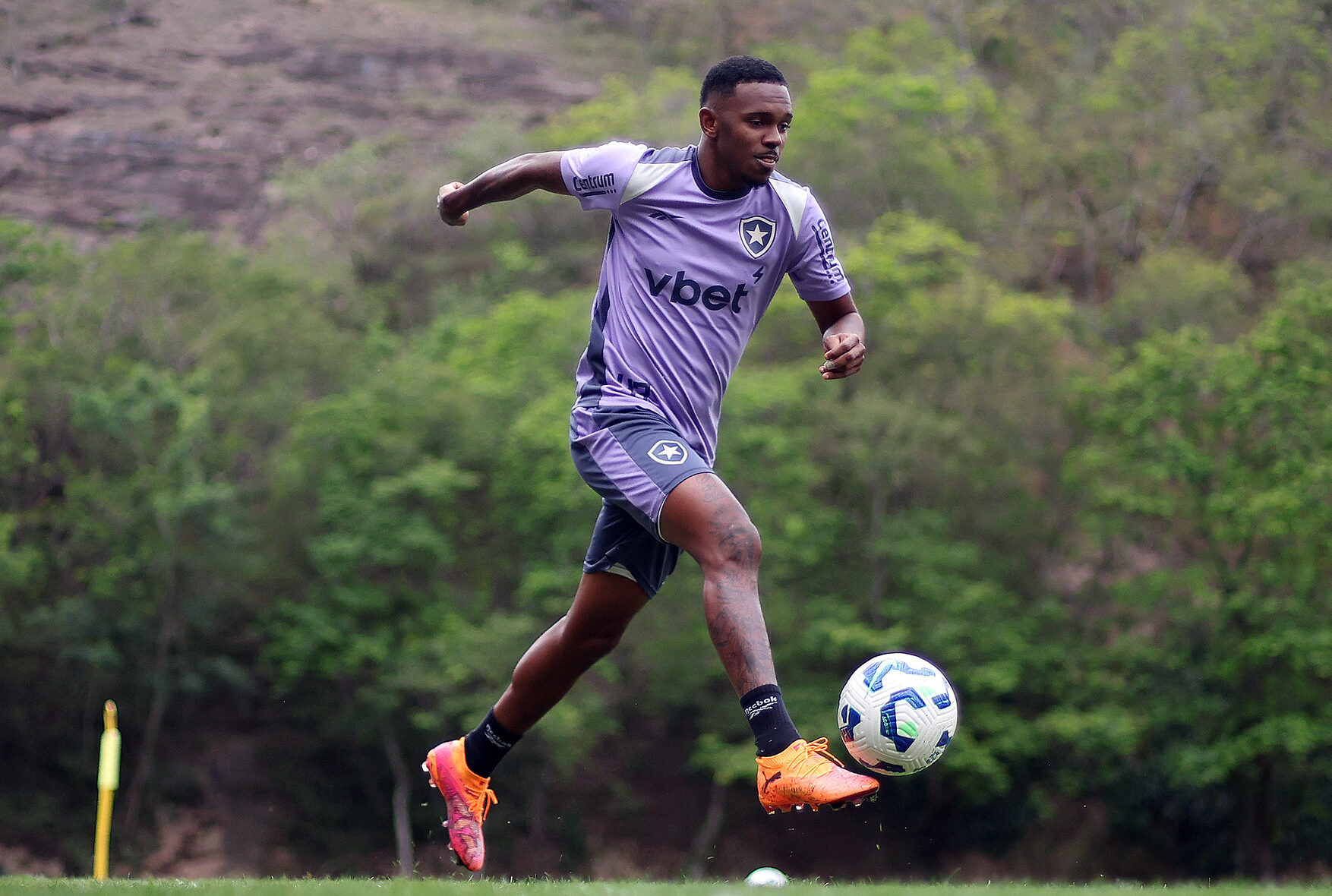 Botafogo acerta saída de Jeffinho para o futebol chinês; saiba detalhes