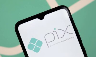 Smartphone exibe o logo Pix e o texto 'powered by Banco Central' em sua tela.