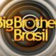 Logotipo "Big Brother Brasil" dourado e laranja, com 'o' estilizado como lente de câmera, sobre fundo abstrato.
