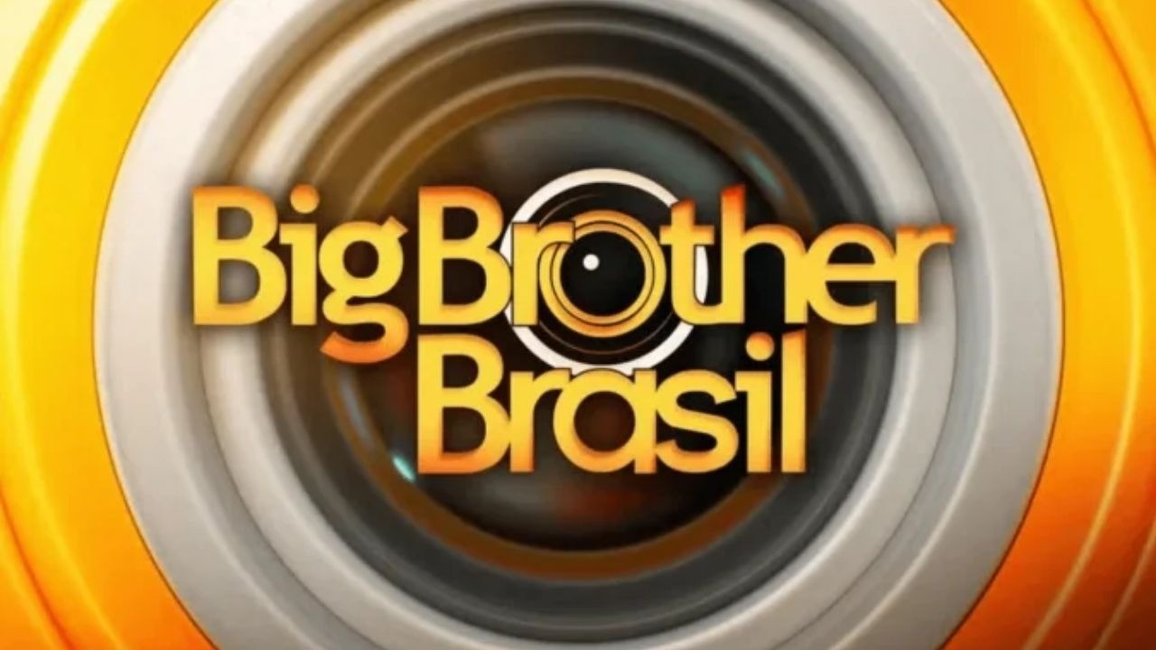 Logotipo "Big Brother Brasil" dourado e laranja, com 'o' estilizado como lente de câmera, sobre fundo abstrato.