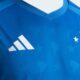 Camisa azul do Cruzeiro com logo Adidas, cinco estrelas brancas e marca d'água de mapas.