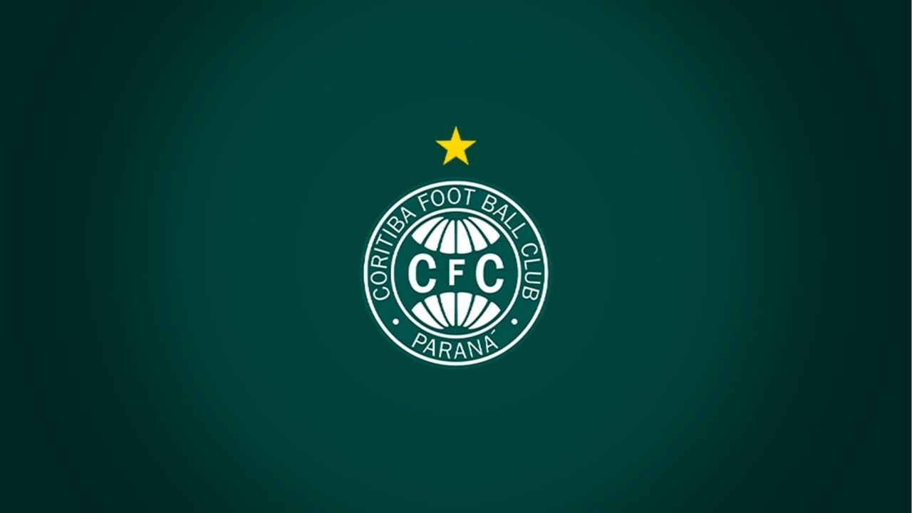 Jogador do Coritiba fratura o braço após dividida com goleiro na estreia do Paranaense