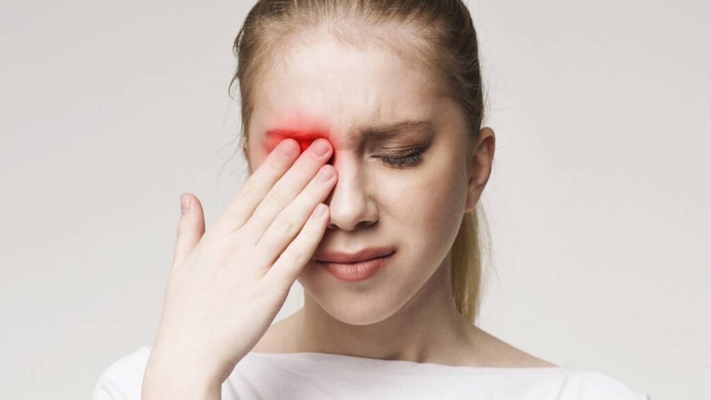 Dor atrás dos olhos, o que pode ser e quando esse sintoma merece mais atenção