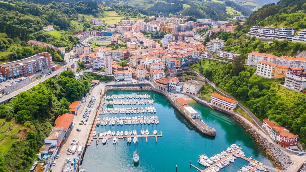 Descubra a curiosa história por trás da cidade que tem um dos nomes mais curtos do mundo.