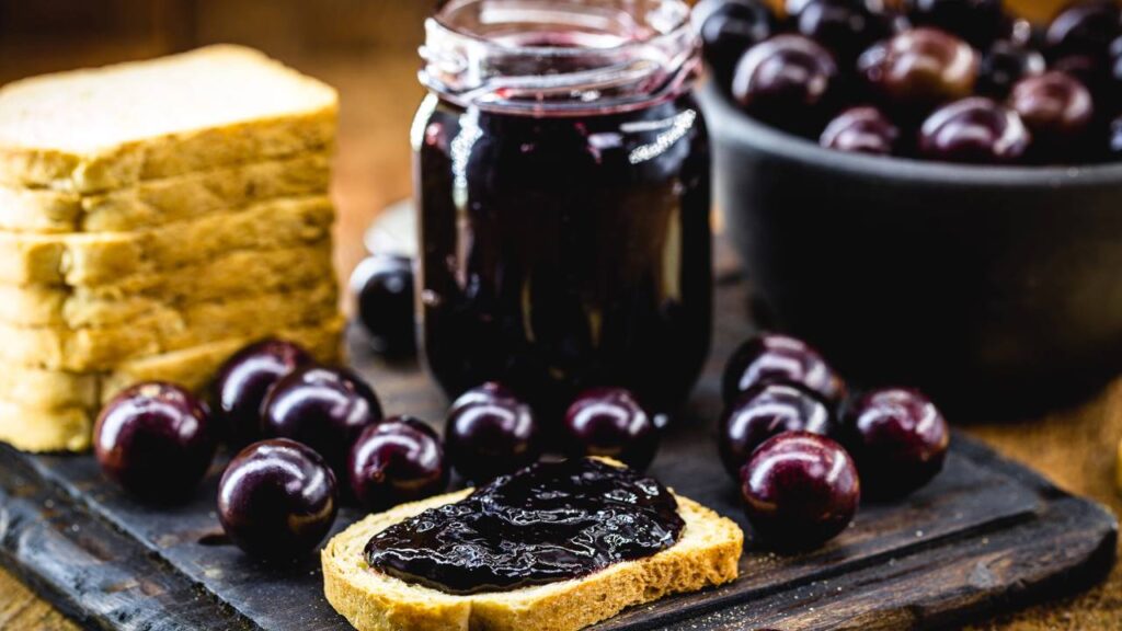 Essa fruta roxa brasileira chama atenção pelos antioxidantes naturais