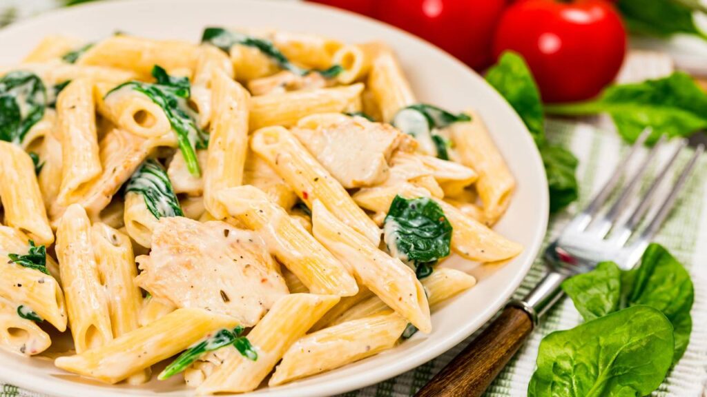 Macarrão cremoso com frango fica pronto em 20 minutos e concentra sabor