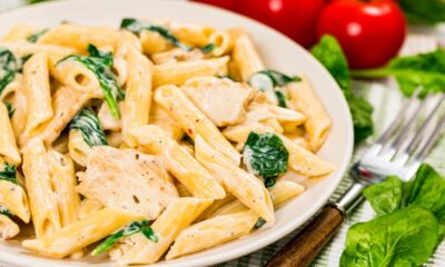Macarrão cremoso com frango fica pronto em 20 minutos e concentra sabor