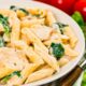 Macarrão cremoso com frango fica pronto em 20 minutos e concentra sabor