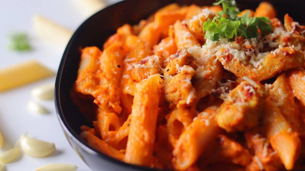 Macarrão cremoso com frango fica pronto em 20 minutos e concentra sabor