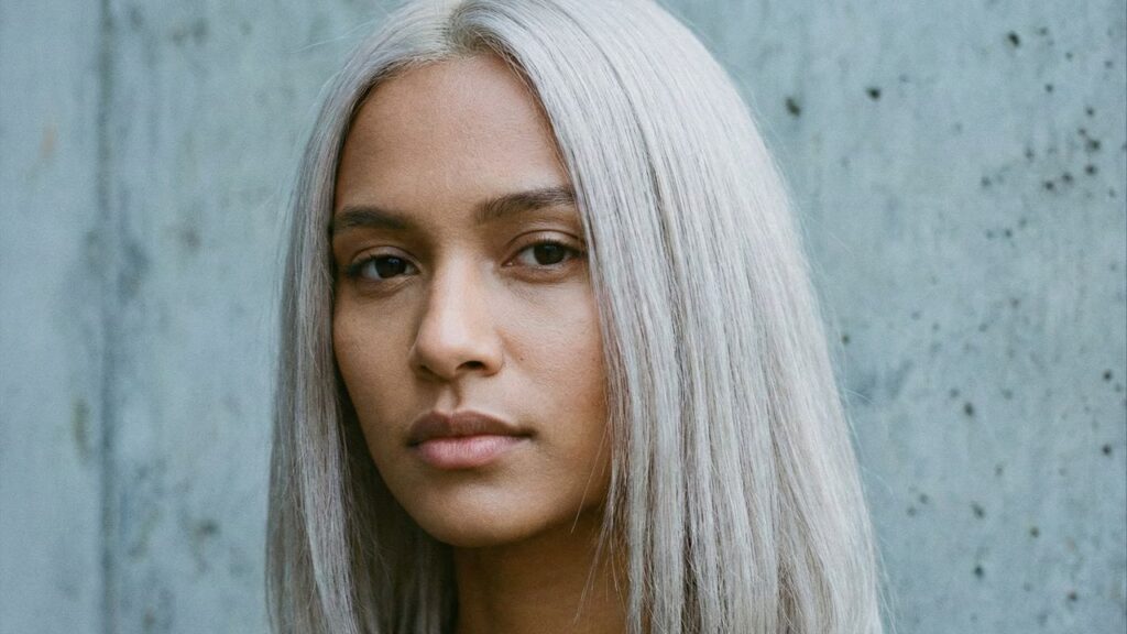 Como dominar o loiro frio com truques simples que valorizam o seu tom de pele