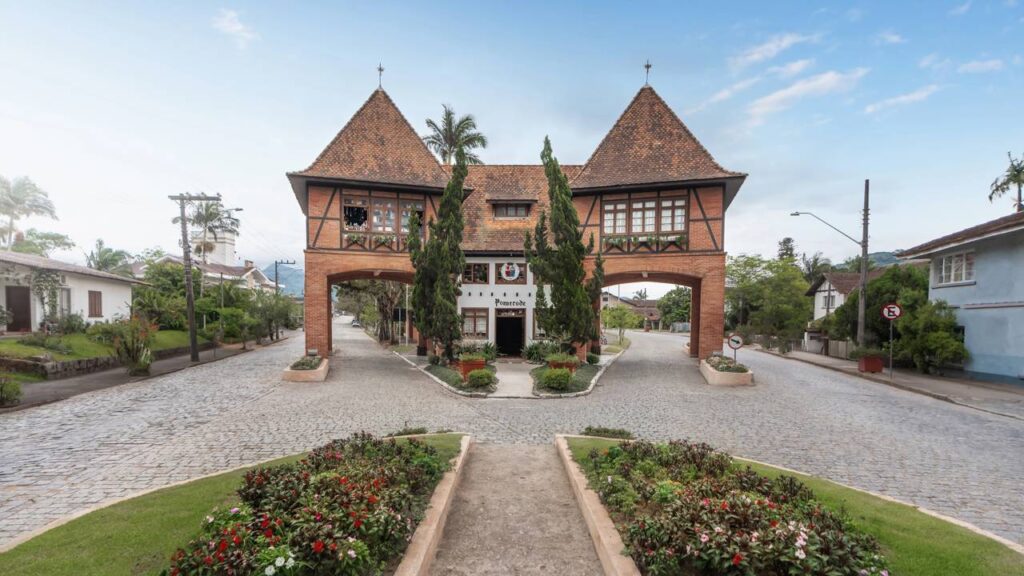 Uma cidade pequena a 170 km da capital mantém tradições antigas e conquista com qualidade de vida