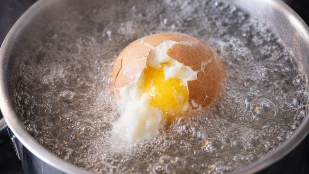 Por que o ovo cozido faz um estalo curioso quando a casca começa a rachar