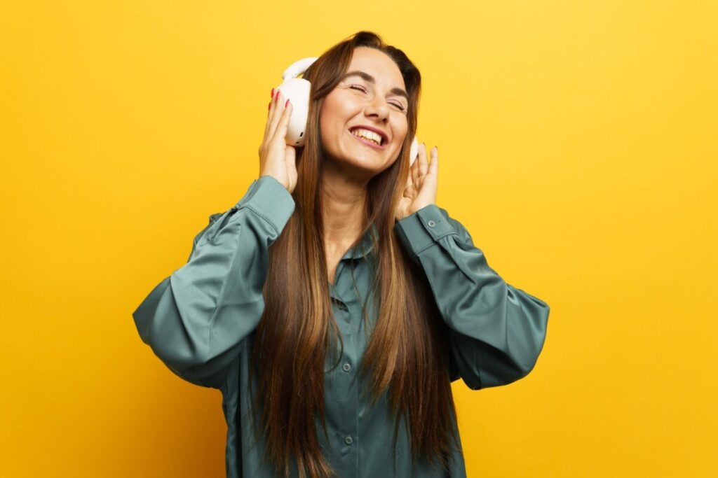 A psicologia explica por que ouvir uma música faz o corpo querer acompanhar o ritmo