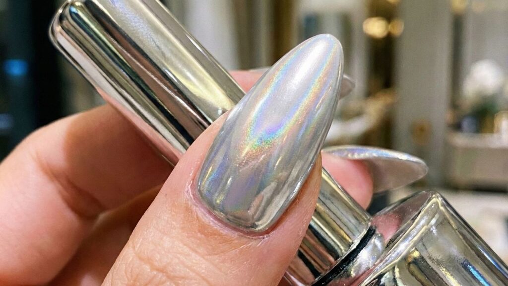 Abandone o básico com as tendências de esmalte para 2026 mais surpreendentes da temporada de moda