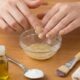 Receita caseira de 3 minutos salva unhas manchadas e devolve brilho