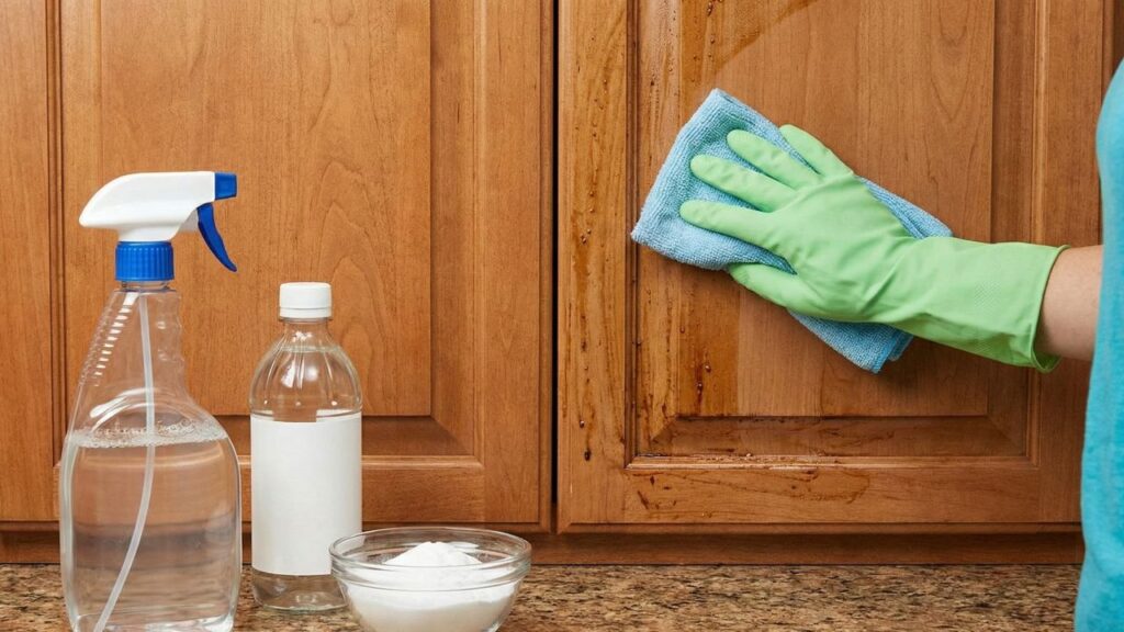 Como limpar armários de cozinha sem esforço usando a técnica da água morna