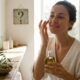 Saiba se o azeite de oliva no rosto é seguro e quem pode ter benefícios incríveis com ele