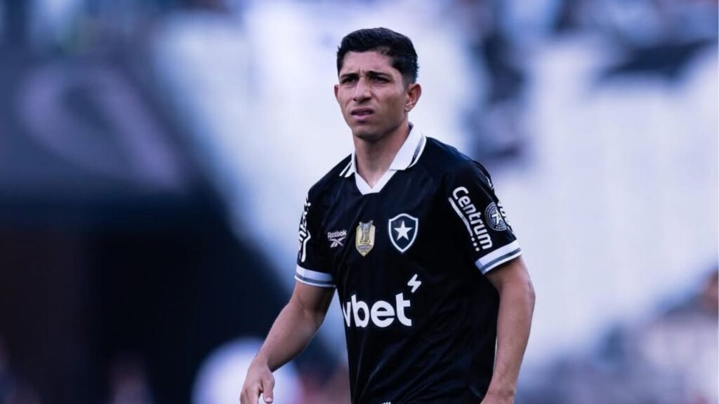 Savarino acertou saída do Botafogo e assinou contrato de quatro anos com o Fluminense