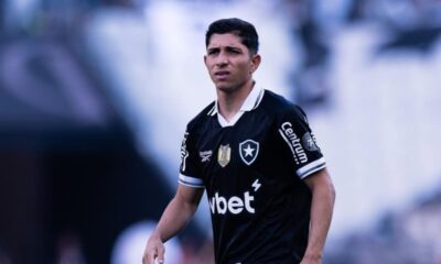 Savarino acertou saída do Botafogo e assinou contrato de quatro anos com o Fluminense
