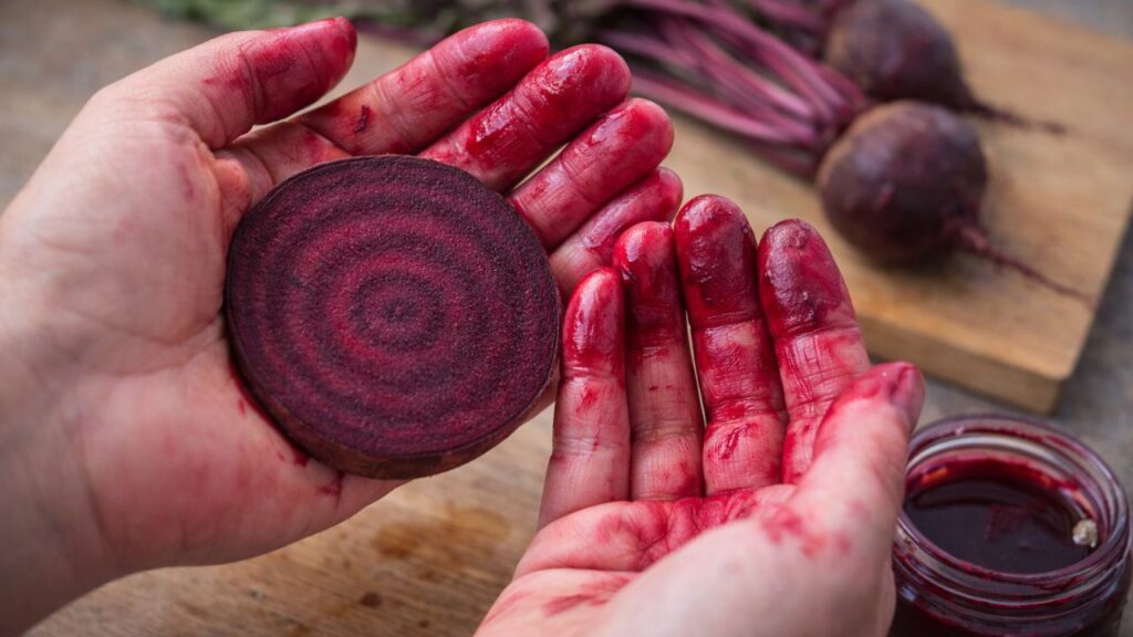A beterraba vaza cor nas mãos e revela algo que poucos notam