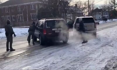 Agente de imigração dos EUA mata mulher a tiros durante abordagem