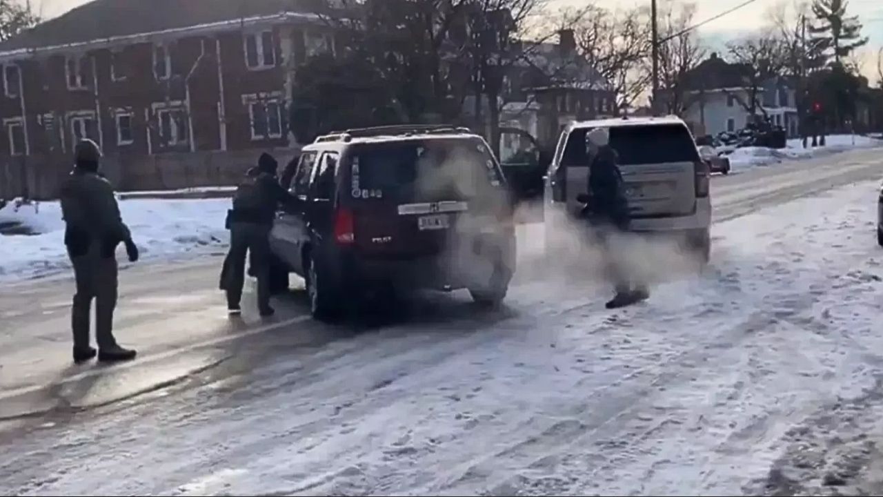 Agente de imigração dos EUA mata mulher a tiros durante abordagem