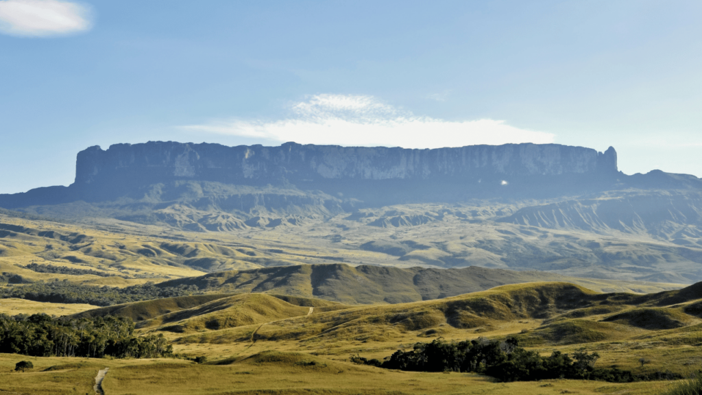 Na fronteira do Brasil, essa montanha é uma das mais antigas do planeta, abriga o verdadeiro Mundo Perdido e inspirou até filme