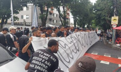 Torcedores fizeram protestos contra John Textor