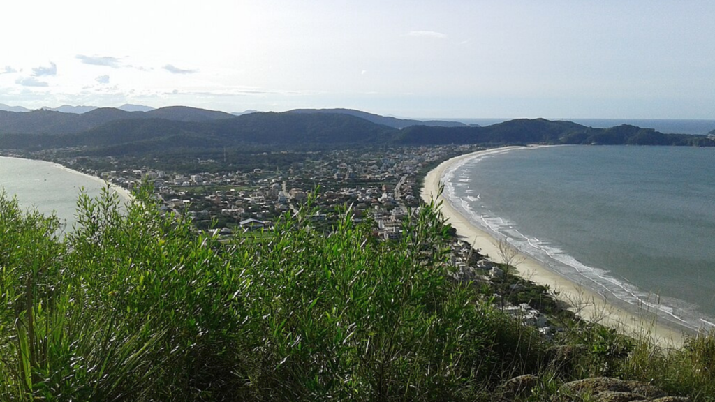 A gastronomia local baseada na cultura açoriana proporciona pratos frescos e autênticos em restaurantes premiados à beira-mar.