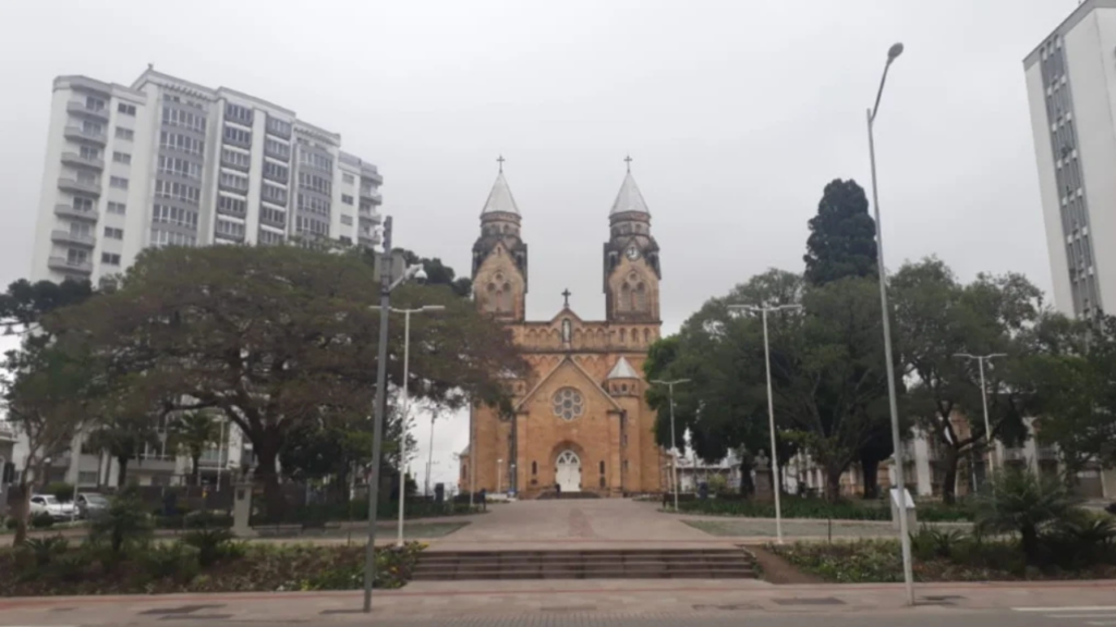 A 224 km de Florianópolis, a maior cidade da Serra Catarinense virou opção para quem busca segurança