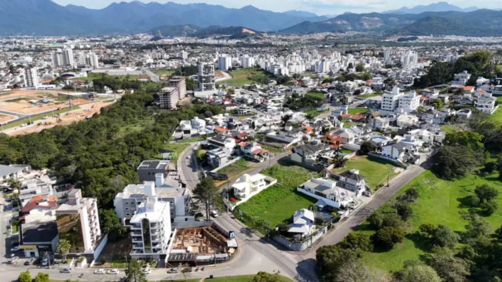 Cidade a 15 km de Florianópolis lembra um paraíso do Surfe e exibe praias preservadas que parecem de cinema