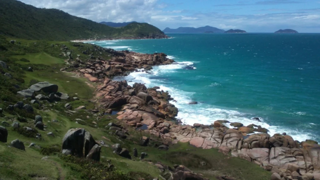 Cidade a 15 km de Florianópolis lembra um paraíso do Surfe e exibe praias preservadas que parecem de cinema