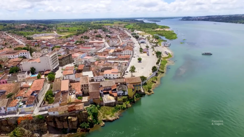 Você precisa conhecer este destino que guarda a memória viva da colonização brasileira diante de um dos rios mais icônicos do mundo. Venha visitar Penedo e mergulhe em uma jornada inesquecível pelo tempo e pela cultura alagoana.