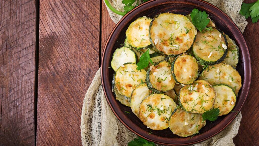 Truque simples no preparo deixa a abobrinha frita sequinha por fora e macia por dentro