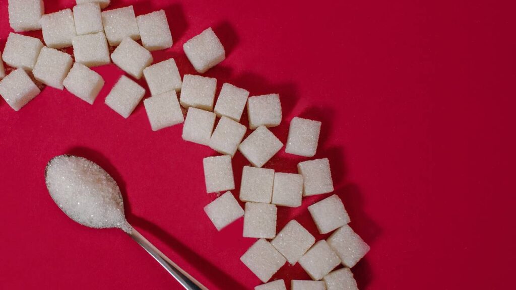 10 alimentos que você não deveria comer e que fazem mal à saúde sem você perceber