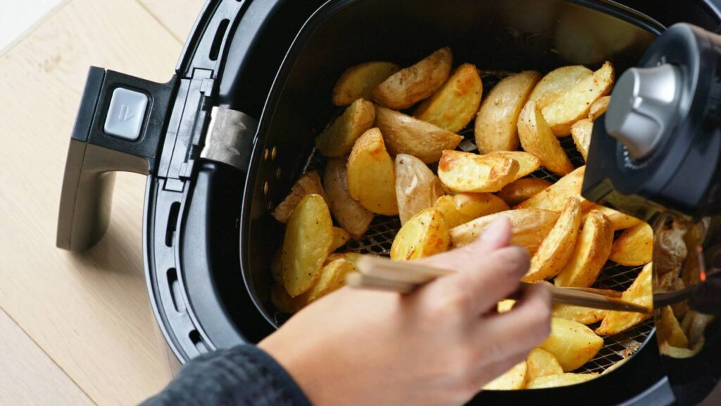 A airfryer já faz parte da vida da maioria dos brasileiros - Créditos: depositphotos.com / leungchopan