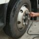 Seu pneu pode durar 60 mil km, mas esse detalhe ignorado faz seus pneus acabarem muito antes
